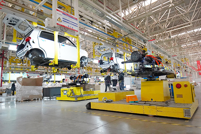 总装生产线上AGV智能搬运机器人在运送物料。本报记者  刘冰  摄.JPG