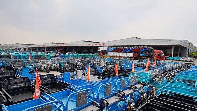 成品车整体排列等待出厂。本报记者 刘冰 摄.jpg